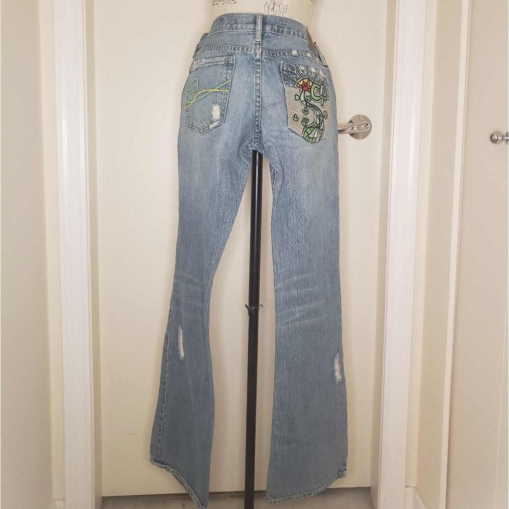 Retro Fit & Flare Embroidered Jeans